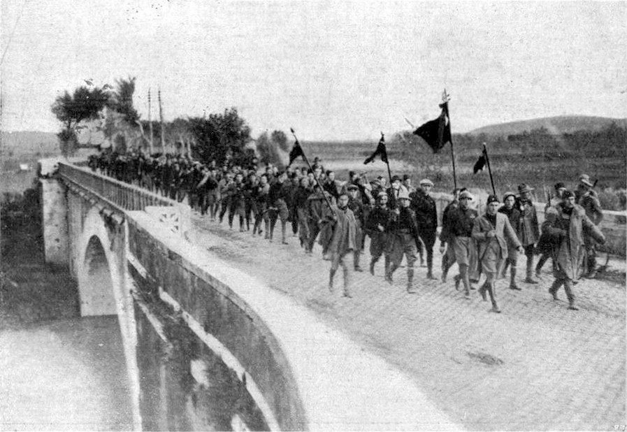 Колонна участников похода на Рим на мосту Саларио, октябрь 1922 года